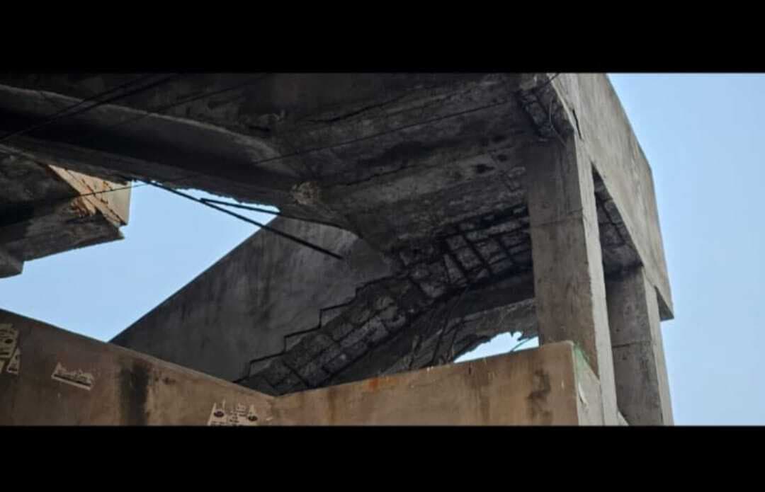 Darbhanga News: कटहलबाड़ी आरओबी पर सीढ़ी जर्जर, कभी भी हो सकता हादसा