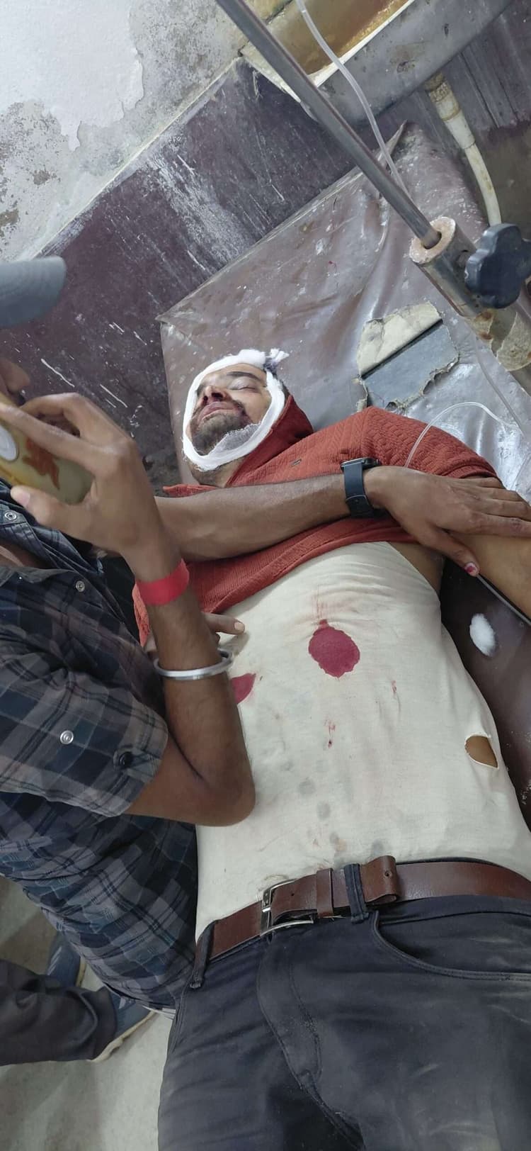 Madhubani News : सिमरा के पास फुट ओवर ब्रिज से टकराया हाइवा