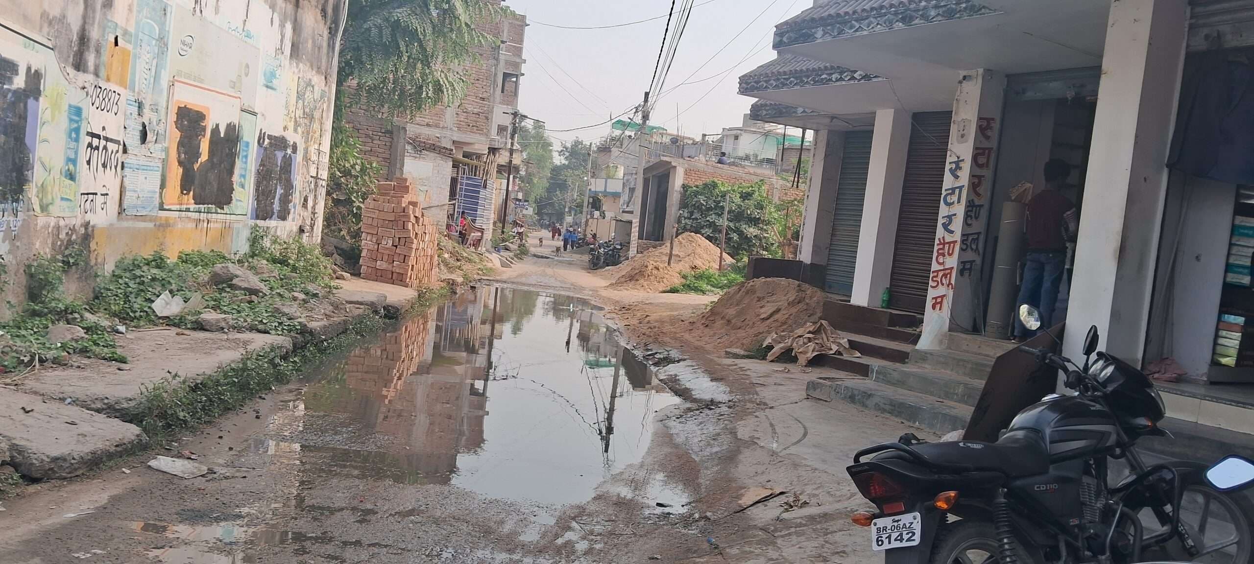 hajipur news. सड़क पर बह रहे नाले के गंदे पानी से लोगों को परेशानी