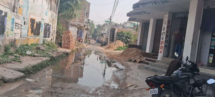 hajipur news. सड़क पर बह रहे नाले के गंदे पानी से लोगों को परेशानी