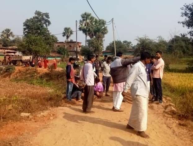 दबंग ने सड़क निर्माण कार्य रोका, ग्रामीणों ने जताया विरोध
