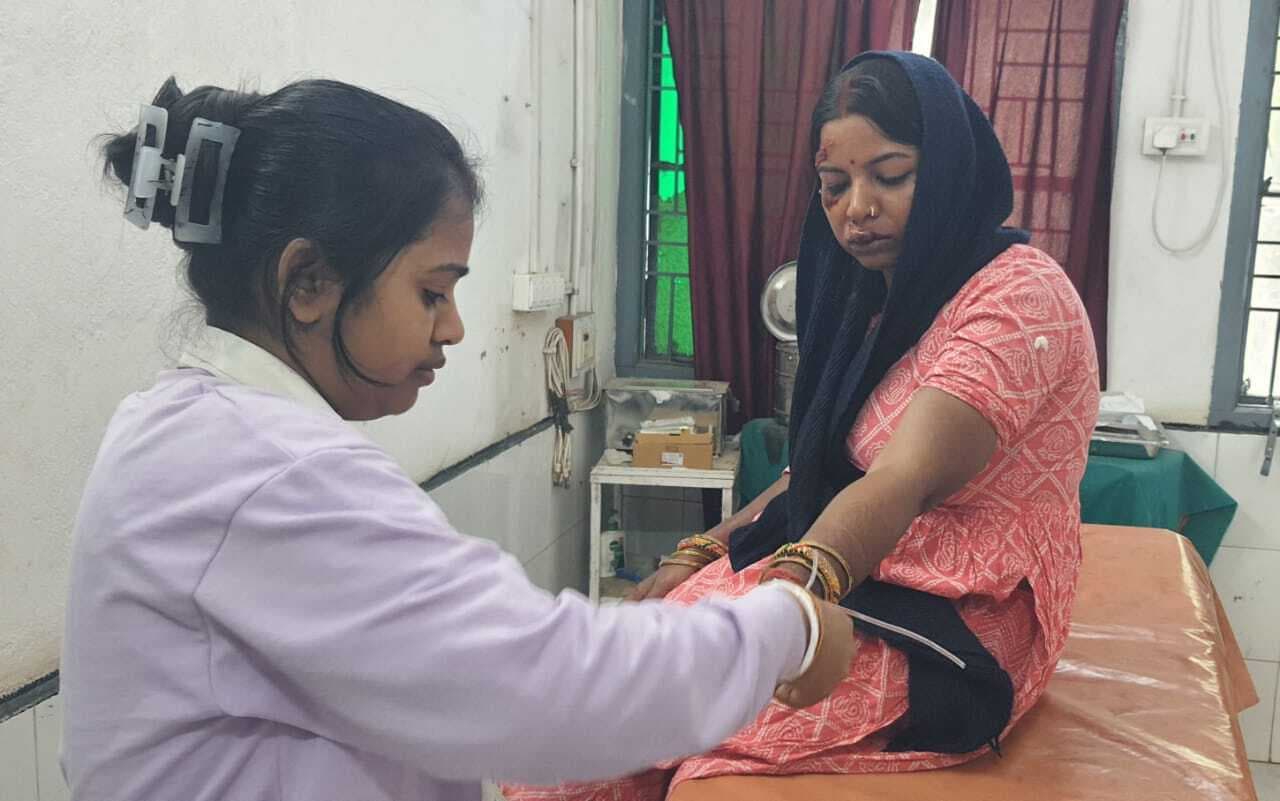 अनियंत्रित बाइक के धक्का से स्कूटी सवार शिक्षिका घायल