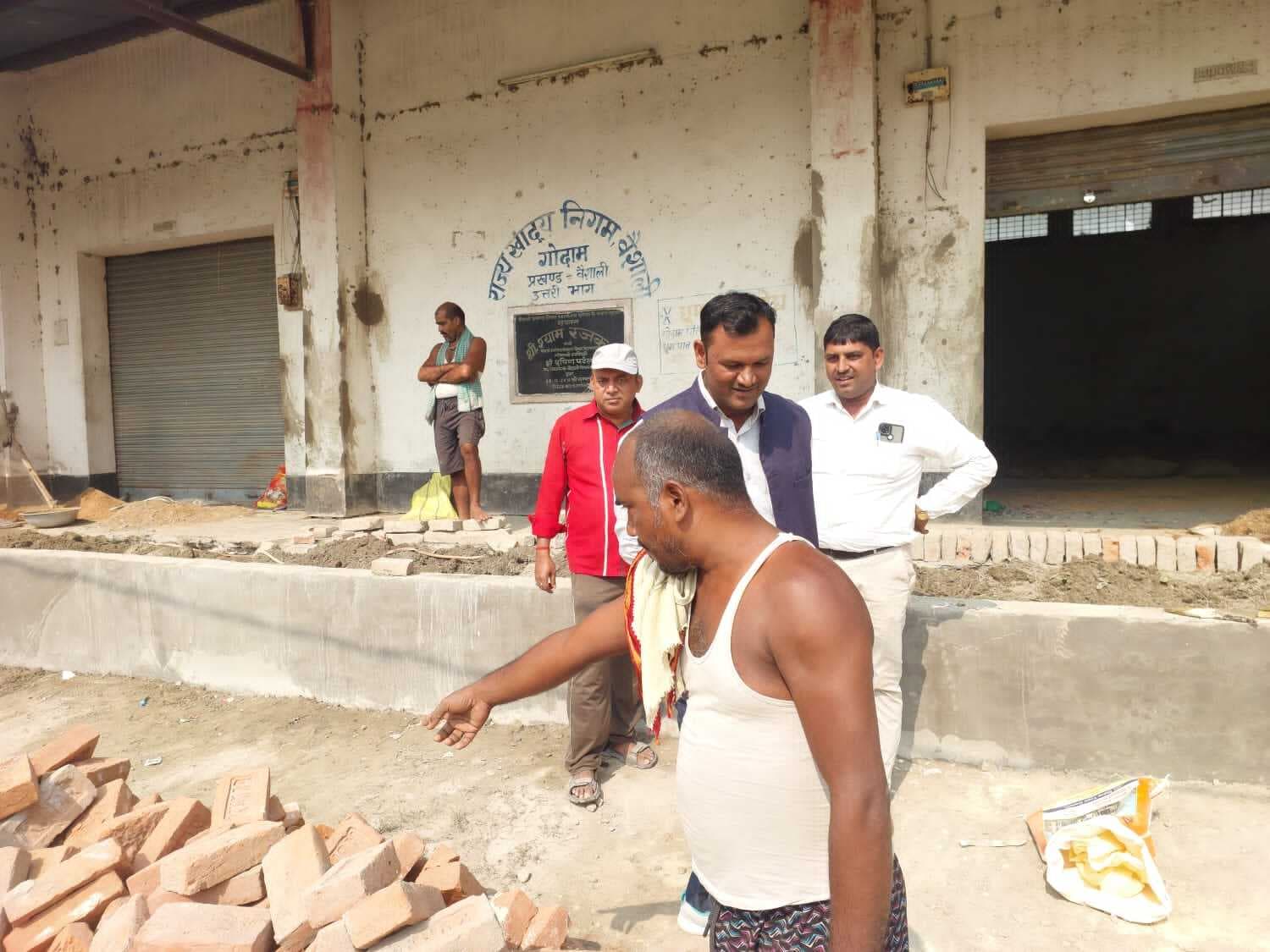 hajipur news. एफसीआइ गोदाम की मरम्मत में अनियमितता का आरोप लगाकर मजदूरों ने किया हंगामा