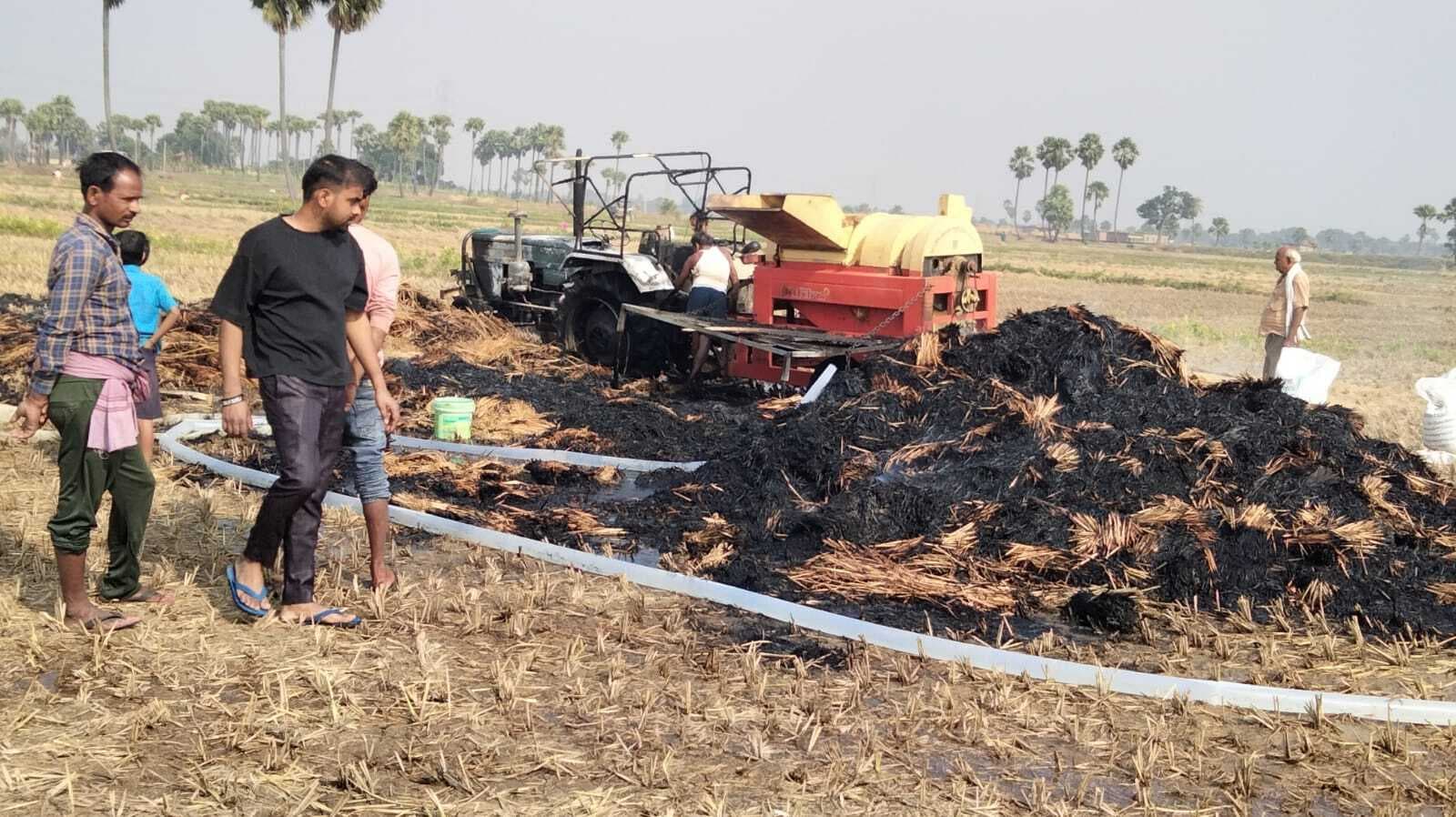 शॉर्ट सर्किट से ट्रैक्टर में लगी आग, धान जलकर राख