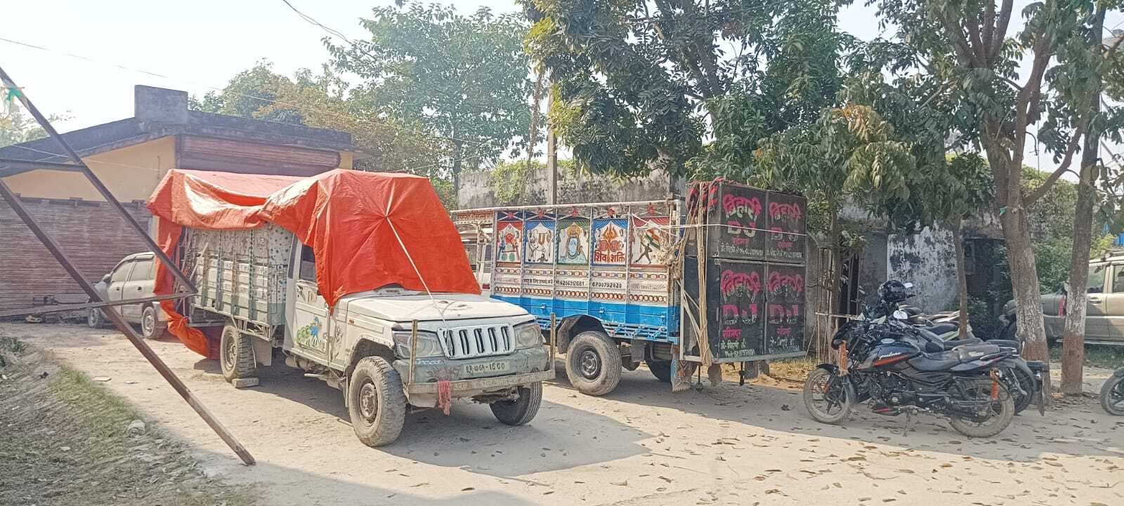 बजा रहे तेज आवाज में, दो पिकअप पर लदे डीजे जब्त