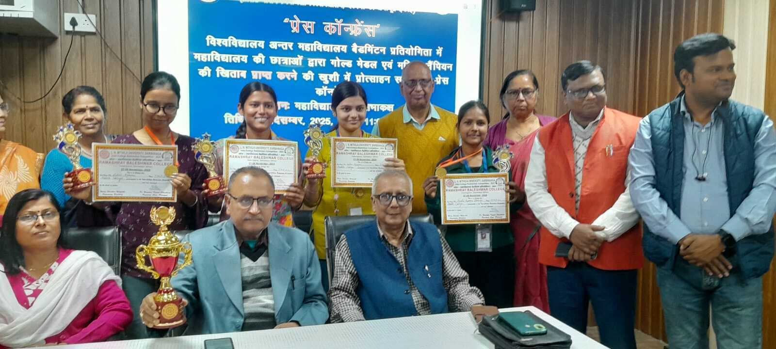 Madhubani News : कड़ी मेहनत और लगन से मिली सफलता प्रशंसनीय: डॉ सत्येंद्र