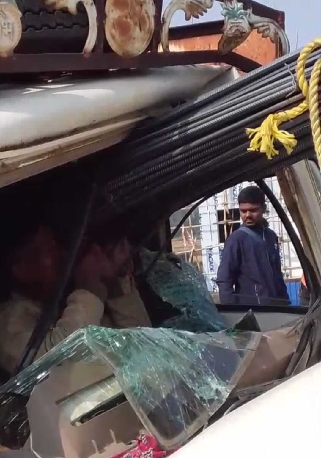 सड़क दुर्घटना में एक की मौत, चालक व खलासी घायल