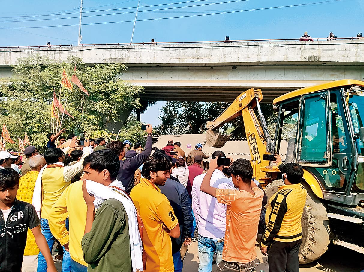 Begusarai News : एनएच-31 किनारे झोंपड़पट्टी को बुलडोजर ने रौंदा, आंखों के सामने उजड़े आशियाने