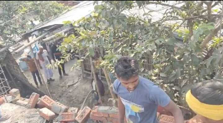 पुलिस को प्रभाव में लेकर आरोपित पक्ष के लोगों ने नवनिर्मित दीवाल को तोड़कर किया क्षतिग्रस्त