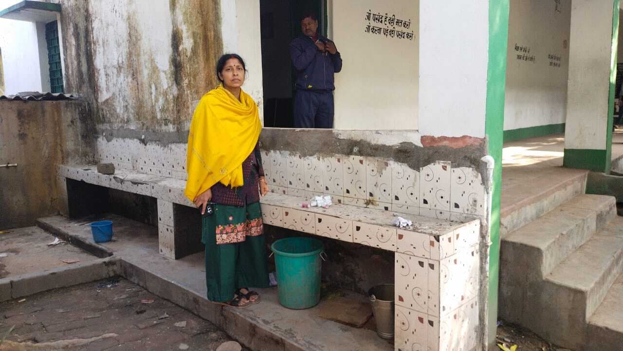 Giridih News: राजकीयकृत मध्य विद्यालय बनियाडीह में असामाजिक तत्वों का उत्पात