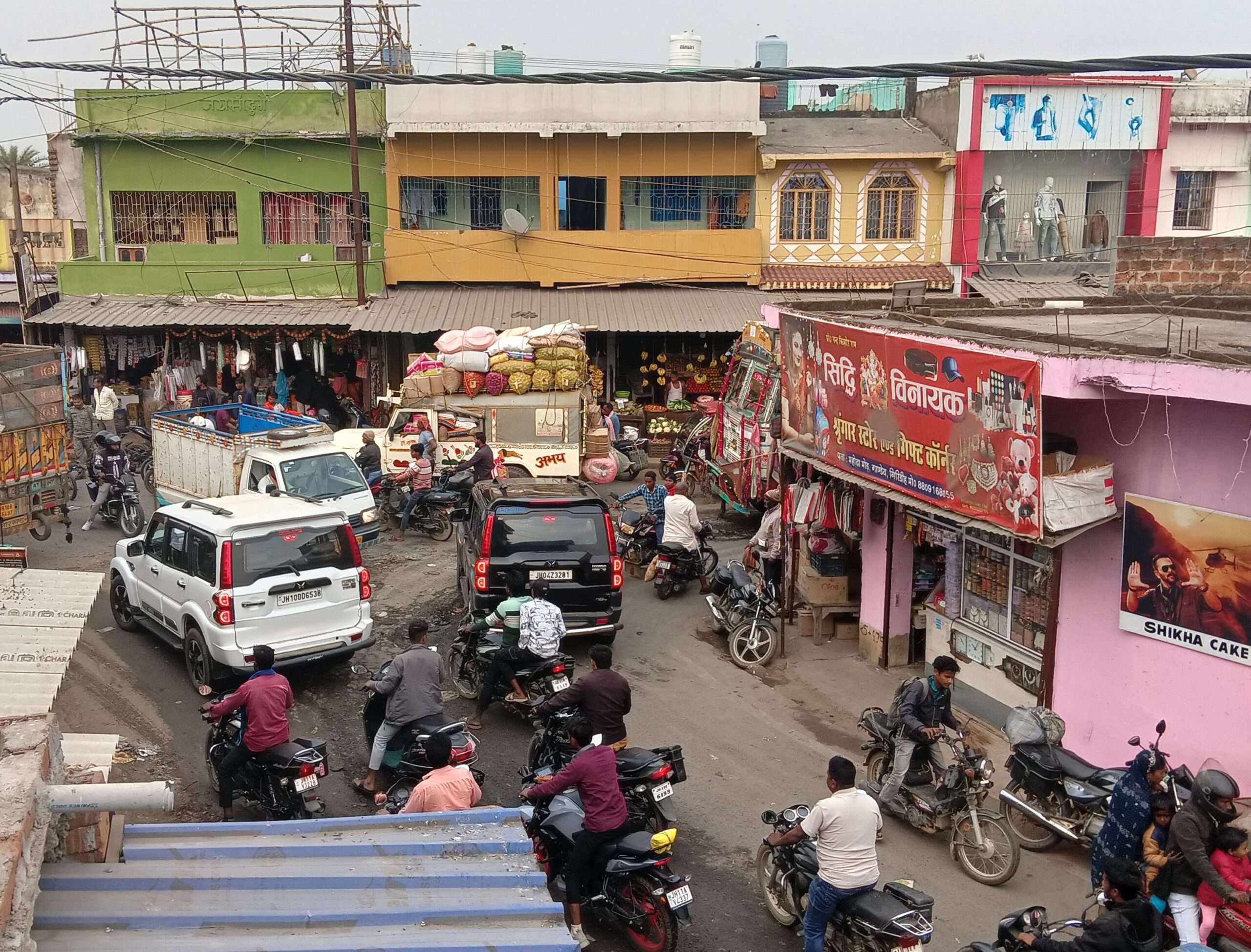 Giridih News: जाम की समस्या से उबर नहीं पा रहा मोहदा मोड़, राहगीर परेशान