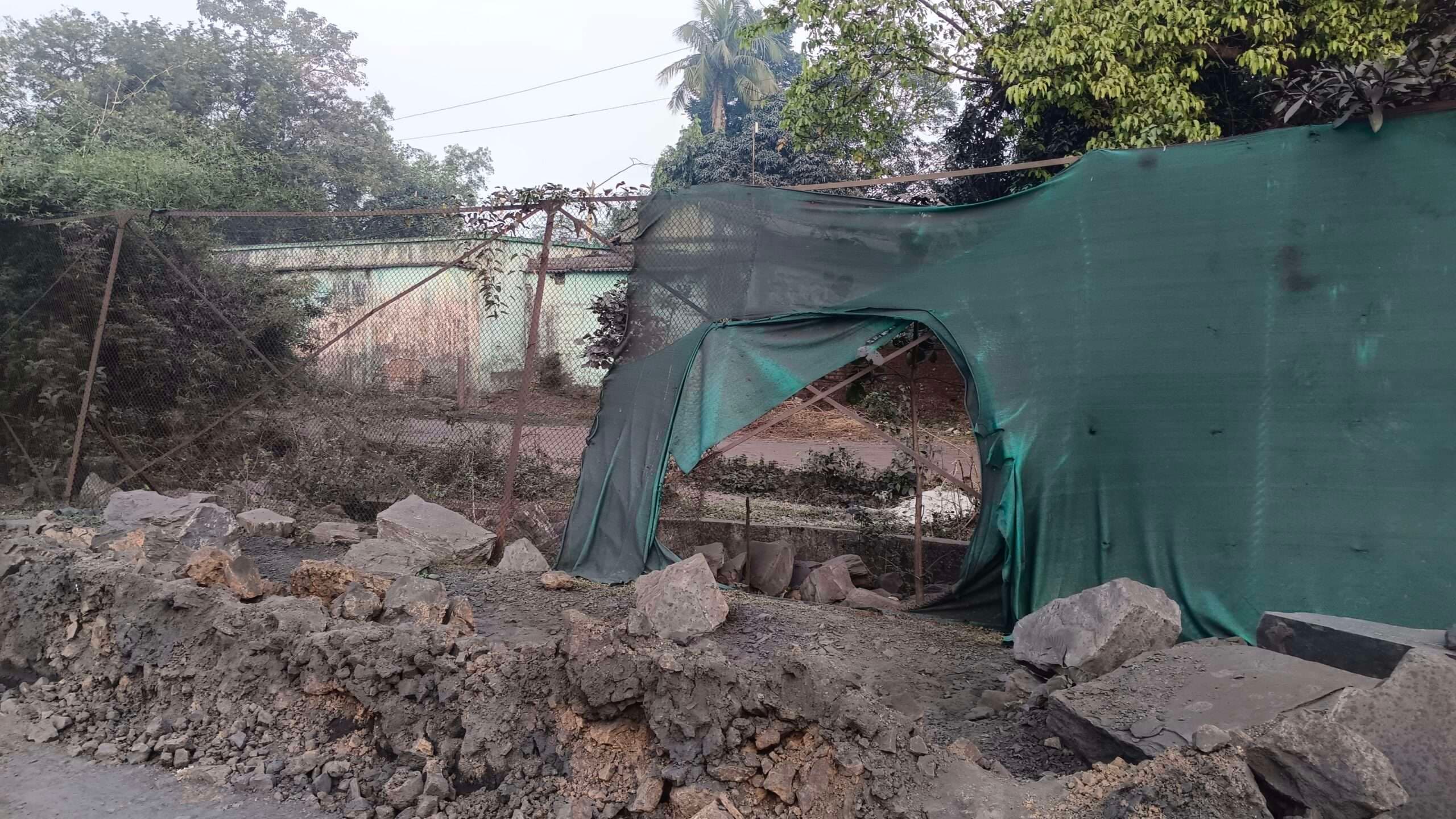 Bokaro News : प्रदूषण रोकने के लिए लगी थी ग्रिन नेट फेसिंग, चिथड़े उड़े