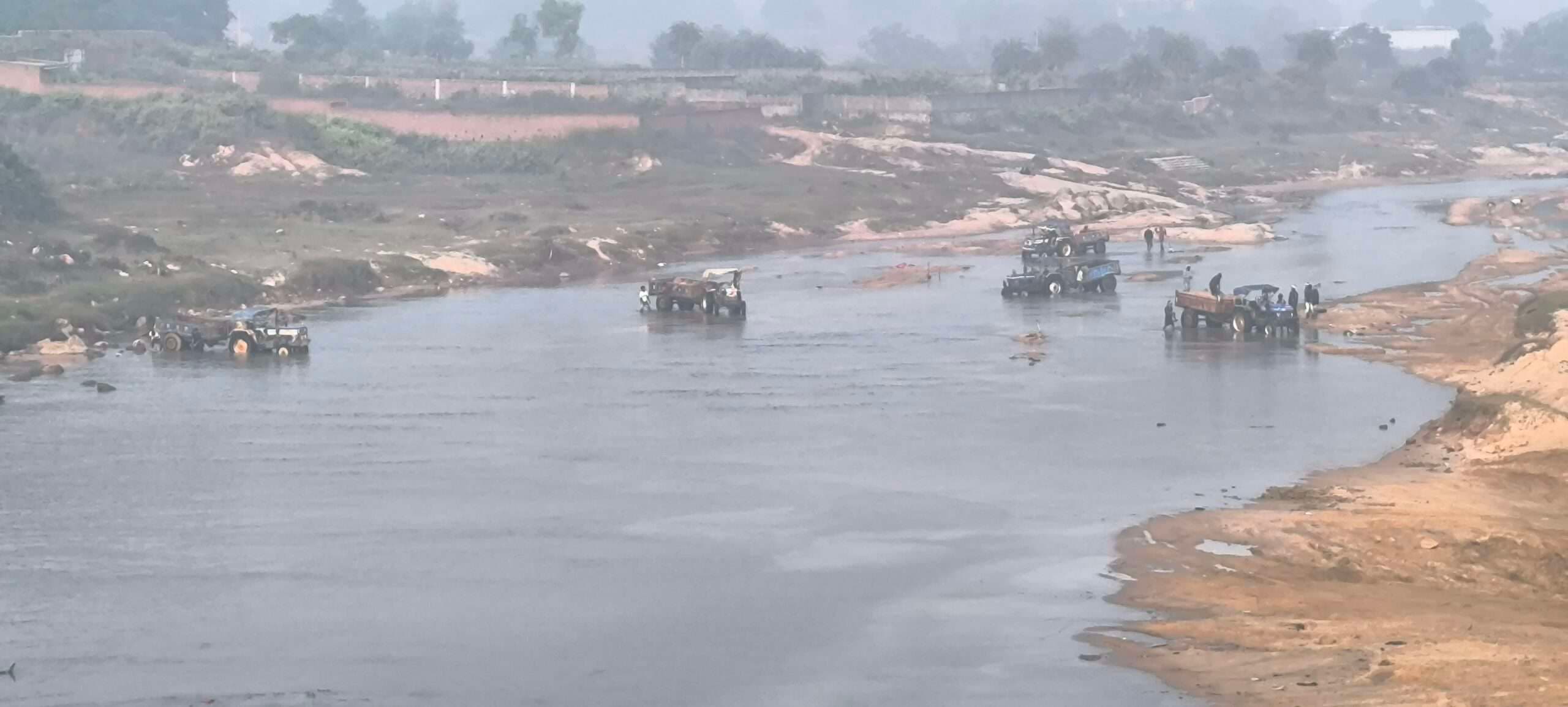 Giridih News: गिरिडीह शहरी क्षेत्र में बालू घाटों से हो रहा है धड़ल्ले से बालू का अवैध उठाव