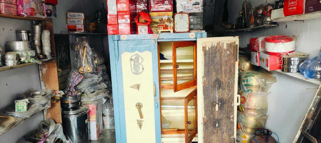 Giridih News: ज्वेलरी दुकान से नकदी समेत 16 लाख रुपये के आभूषण व बर्तन की चोरी