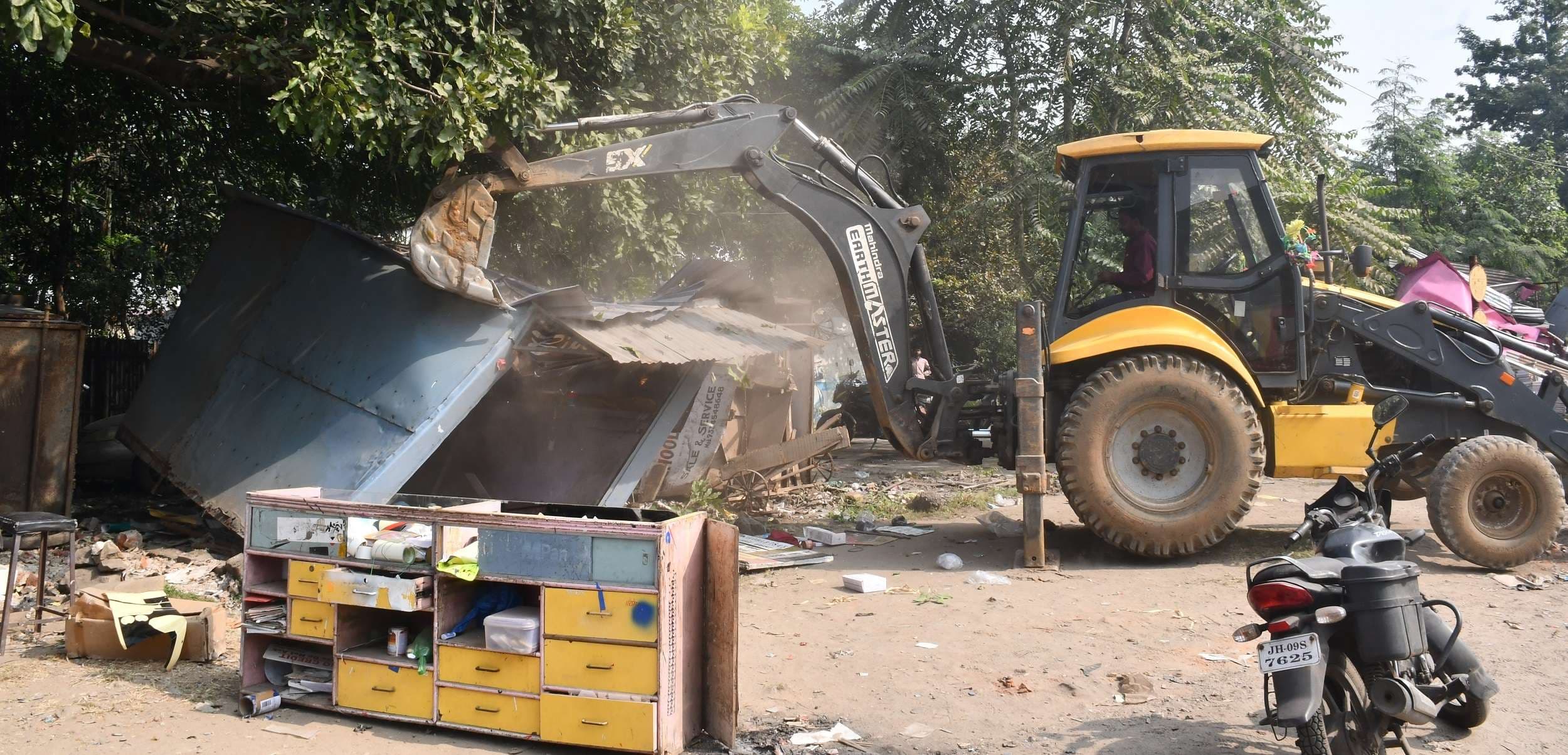 Bokaro News : सिटी सेंटर में चला बुलडोजर, 50 से अधिक अस्थायी दुकानें ध्वस्त