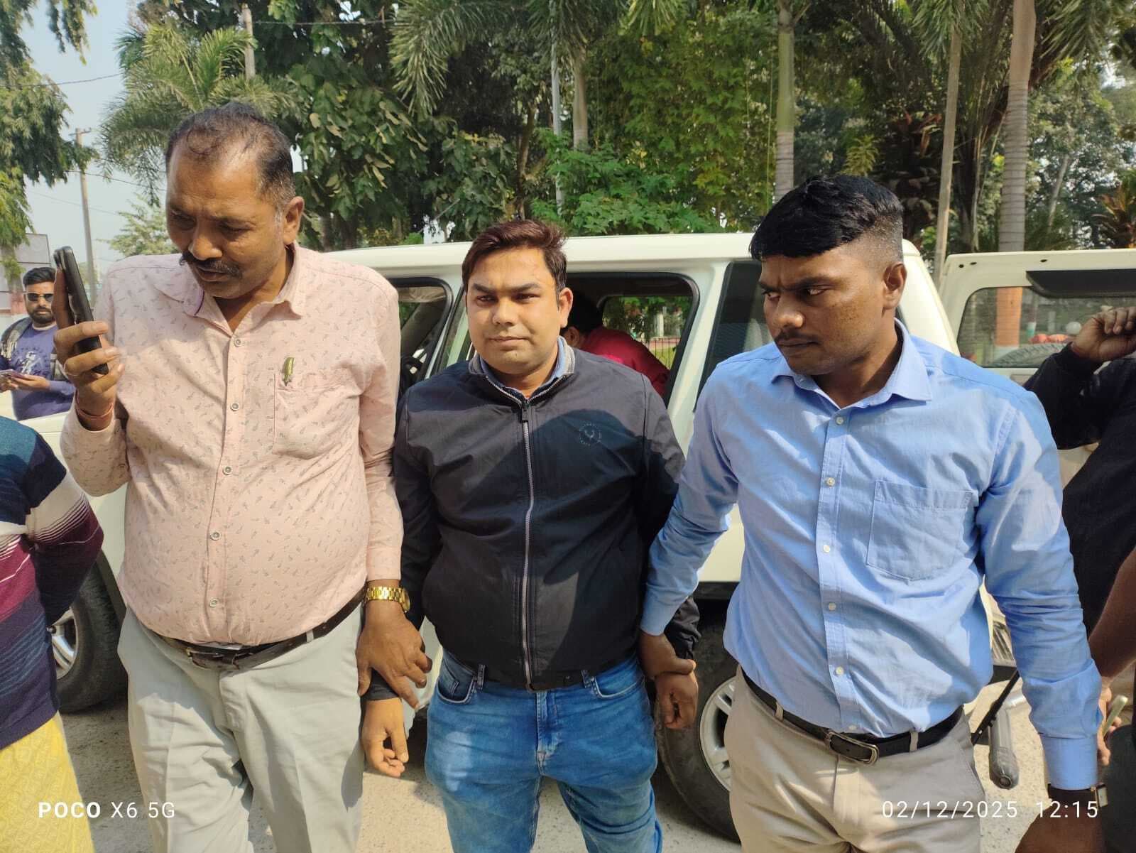 ढाई लाख रुपये घूस लेते राजस्व कर्मचारी को निगरानी की टीम ने दबोचा