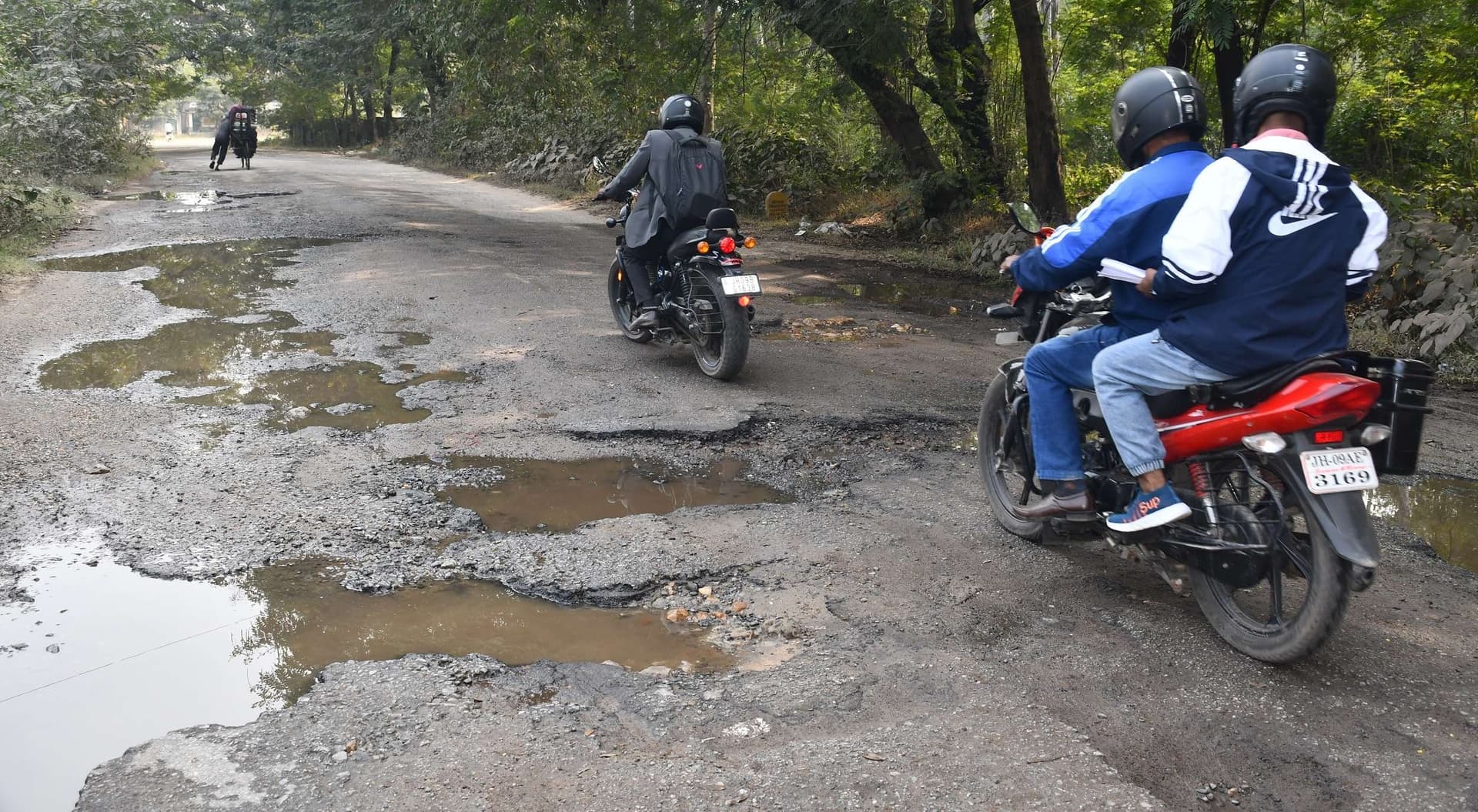 Bokaro News : एक किमी की सड़क में 100 से अधिक गड्ढे, 50 हजार की आबादी प्रभावित