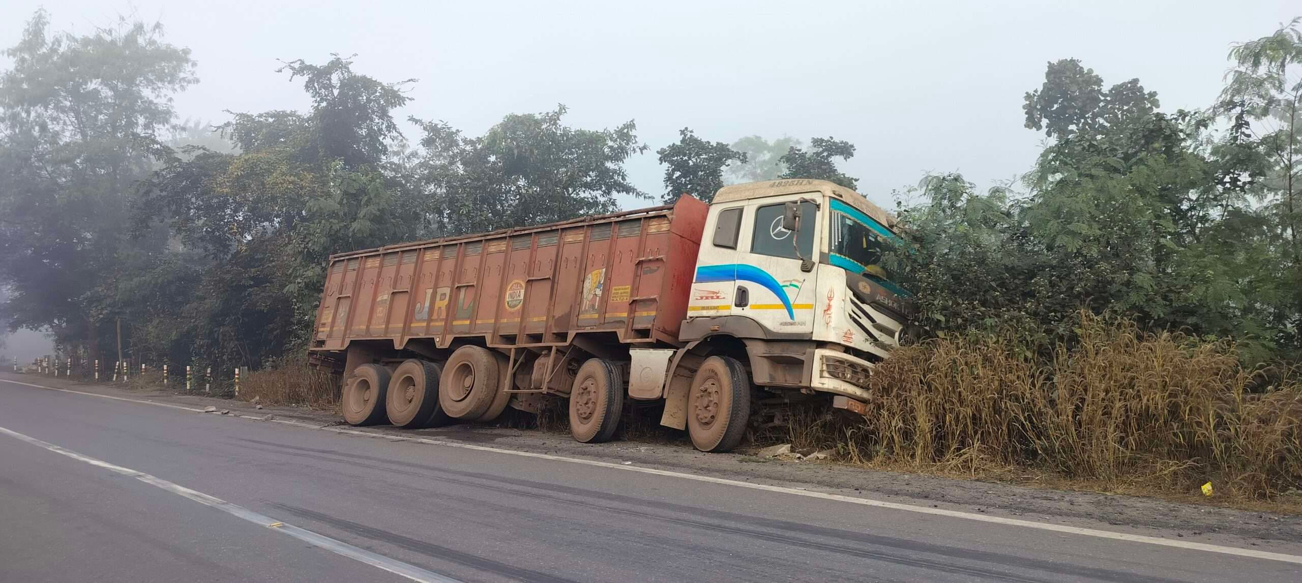 Seraikela Kharsawan News : कोहरा इफेक्ट : ट्रक ने पुलिया की  रेलिंग तोड़ी, नीचे गिरने से बचा