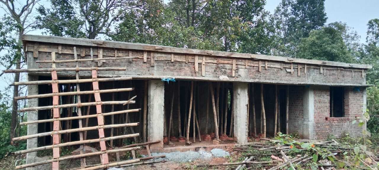 Seraikela Kharsawan News : स्कूल भवन निर्माण में गड़बड़ी डीसी से जांच व कार्रवाई की मांग