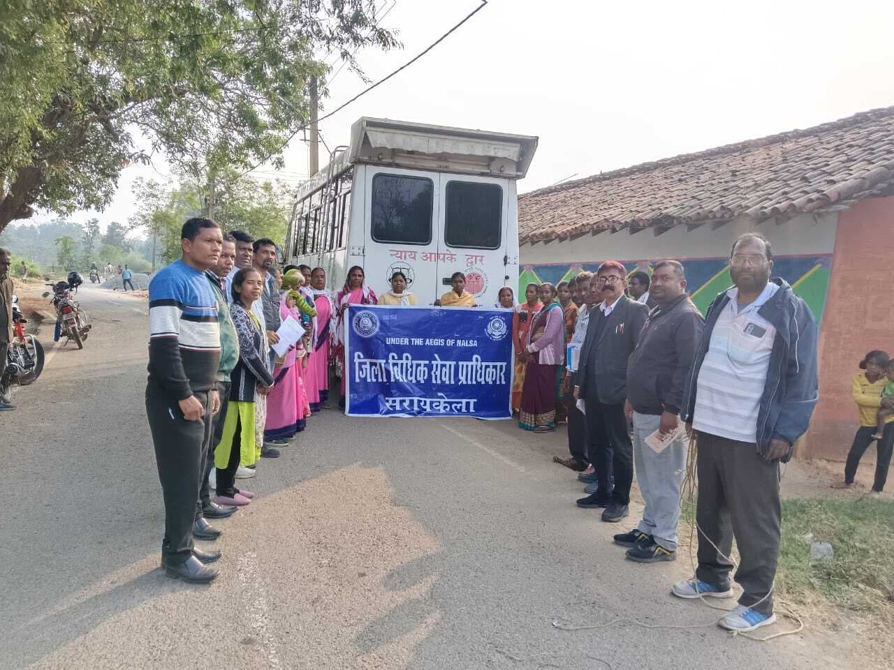 Seraikela Kharsawan News : घरेलू हिंसा व बाल विवाह जैसी कुप्रथाओं से दूर रहें : अधिवक्ता