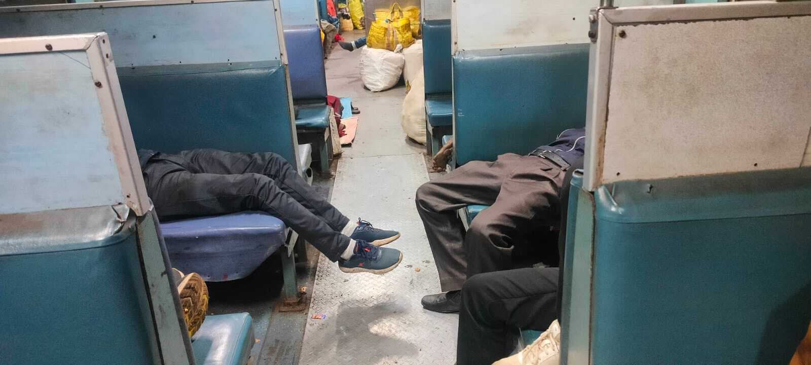 Chaibasa News : गोमो-आद्रा पैसेंजर की लेटलतीफी से यात्री परेशान