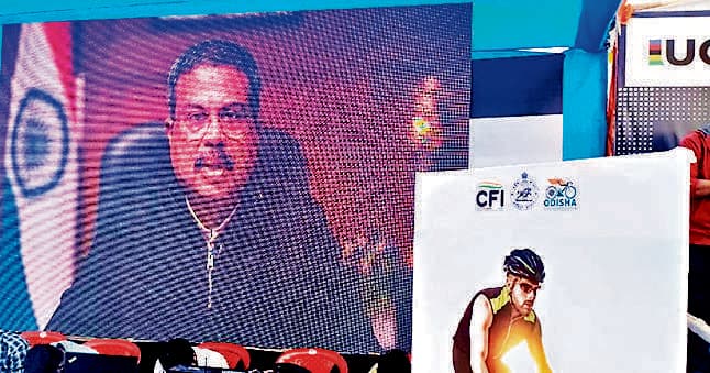 Sambalpur News: ‘फिट इंडिया’ लक्ष्य को आगे बढ़ाने में साइक्लिंग महत्वपूर्ण माध्यम: धर्मेंद्र प्रधान