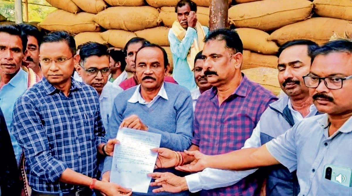 Sambalpur News: जिला प्रशासन के साथ बैठक में पंजीकृत किसानों से पूरा धान खरीदने पर बनी सहमति