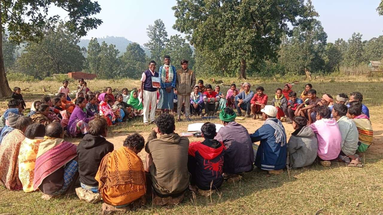 Chaibasa News : बंदगांव : टेबो घाटी में सड़क पर पत्थर रखने का ग्रामीणों ने किया विरोध