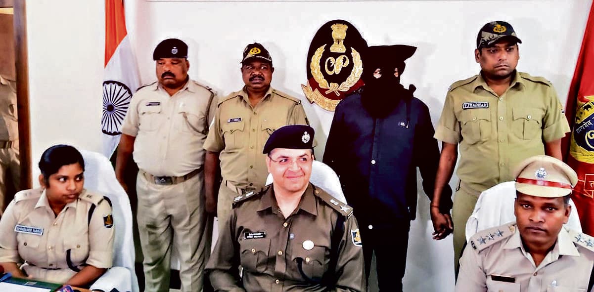 Rourkela News: हथियारों की तस्करी में एक गिरफ्तार, देसी पिस्तौल, तीन कारतूस व 35 तलवारें बरामद