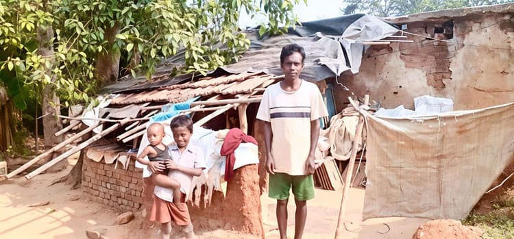 East Singhbhum News : जर्जर आवासों में रह रहे सबर शंकर ने प्रशासन से लगायी गुहार
