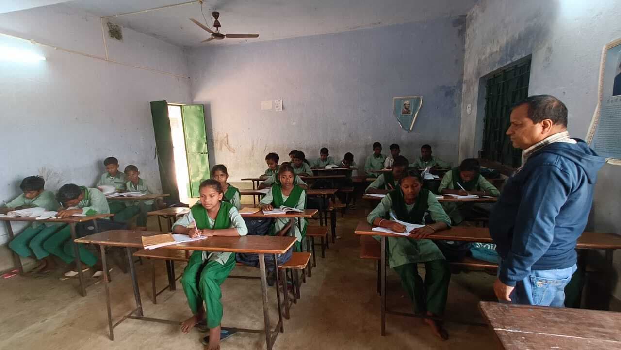 East Singhbhum News : एक शिक्षक के भरोसे पहली से आठवीं की पढ़ाई, बच्चों ने स्कूल जाना बंद किया
