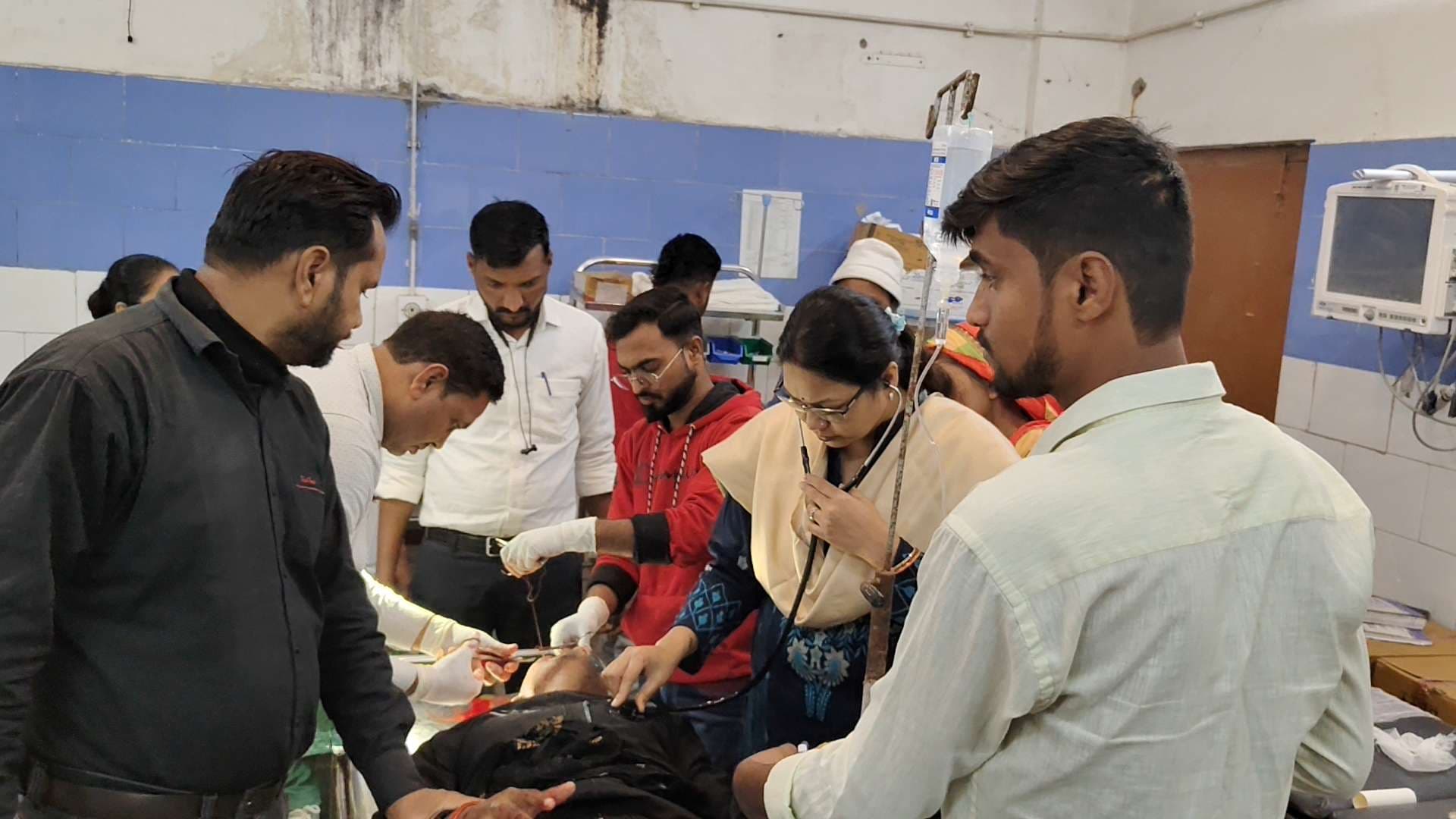 हाइस्कूल में कागजात जमा कराने जा रहे युवक की बाइक हाइवा से टकराई, हालत गंभीर