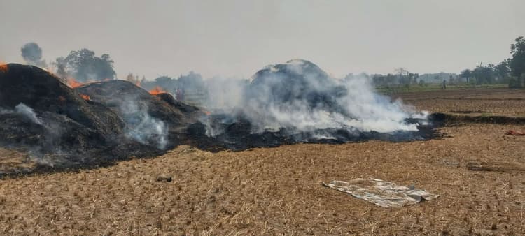 बधार में रखे पुआल की पुंज में लगी आग