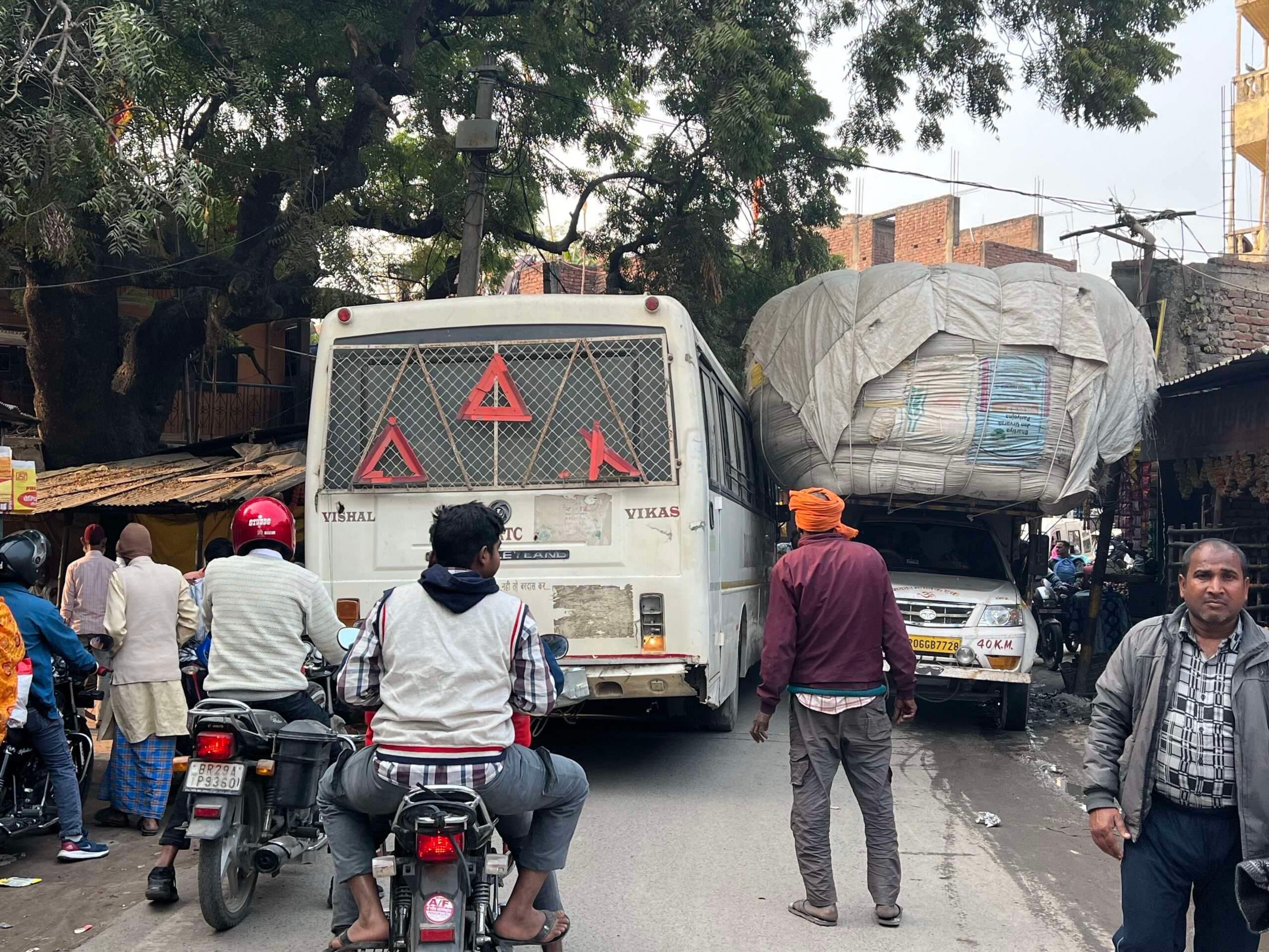 बथुआ बाजार में महाजाम से लोग रहे परेशान, घंटों फंसे रहे वाहन