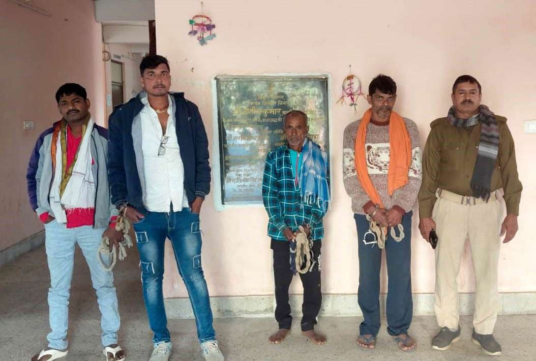 20 लीटर शराब के साथ एक तस्कर व तीन शराबी गिरफ्तार