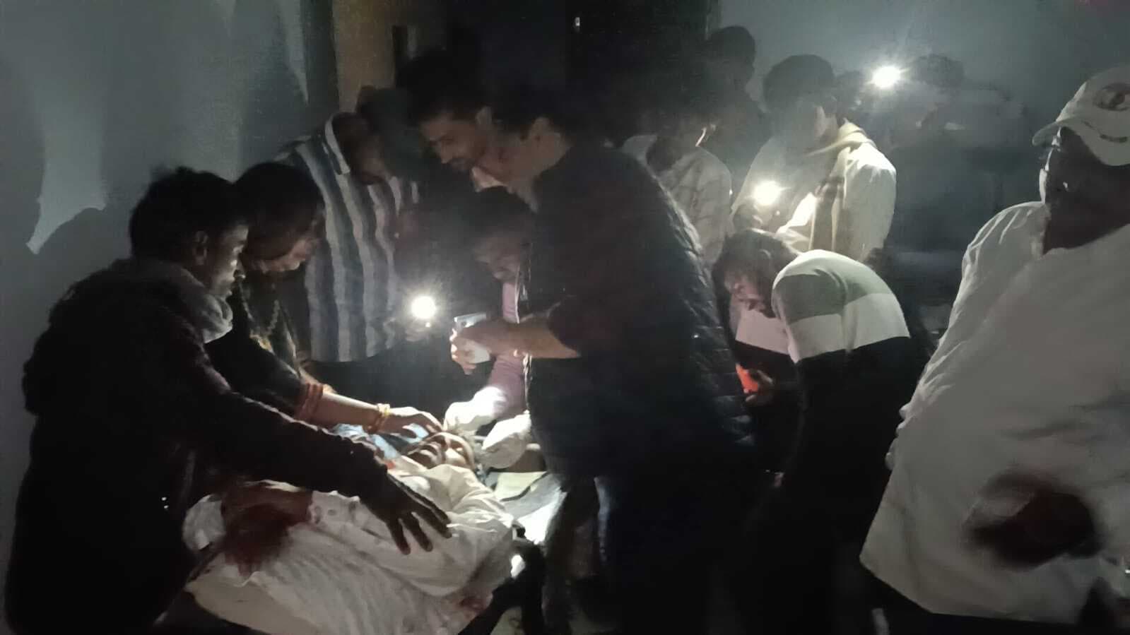 मॉडल सदर अस्पताल में दो घंटे से अधिक समय तक बिजली रही गुल, मोबाइल की रोशनी में चला इलाज