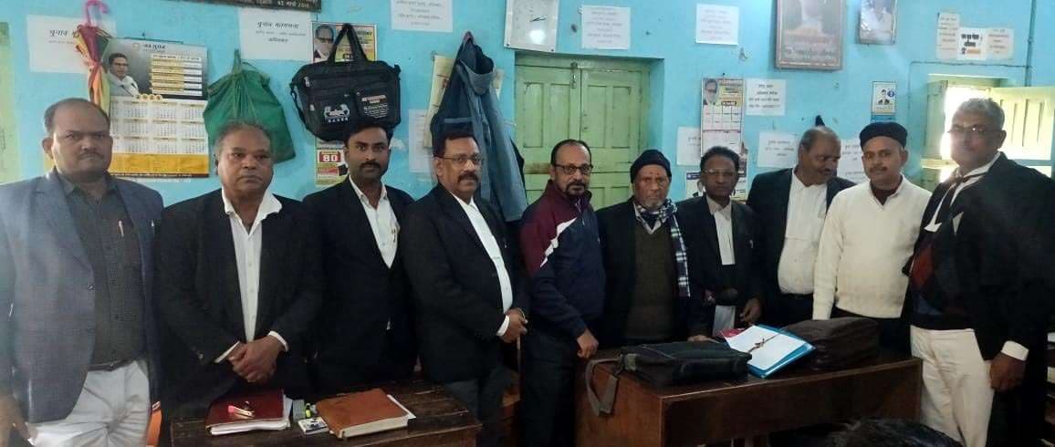 जिला विधिक संघ के विपत्र कार्यालय में अधिवक्ता ने जड़ा ताला