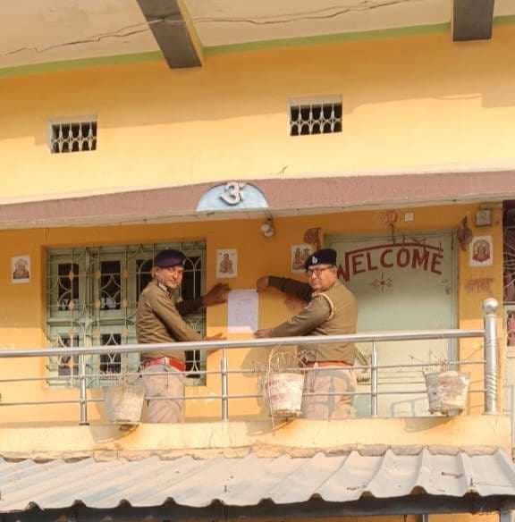 बहू की हत्या में फरार ससुर के घर चिपकाया गया इश्तेहार