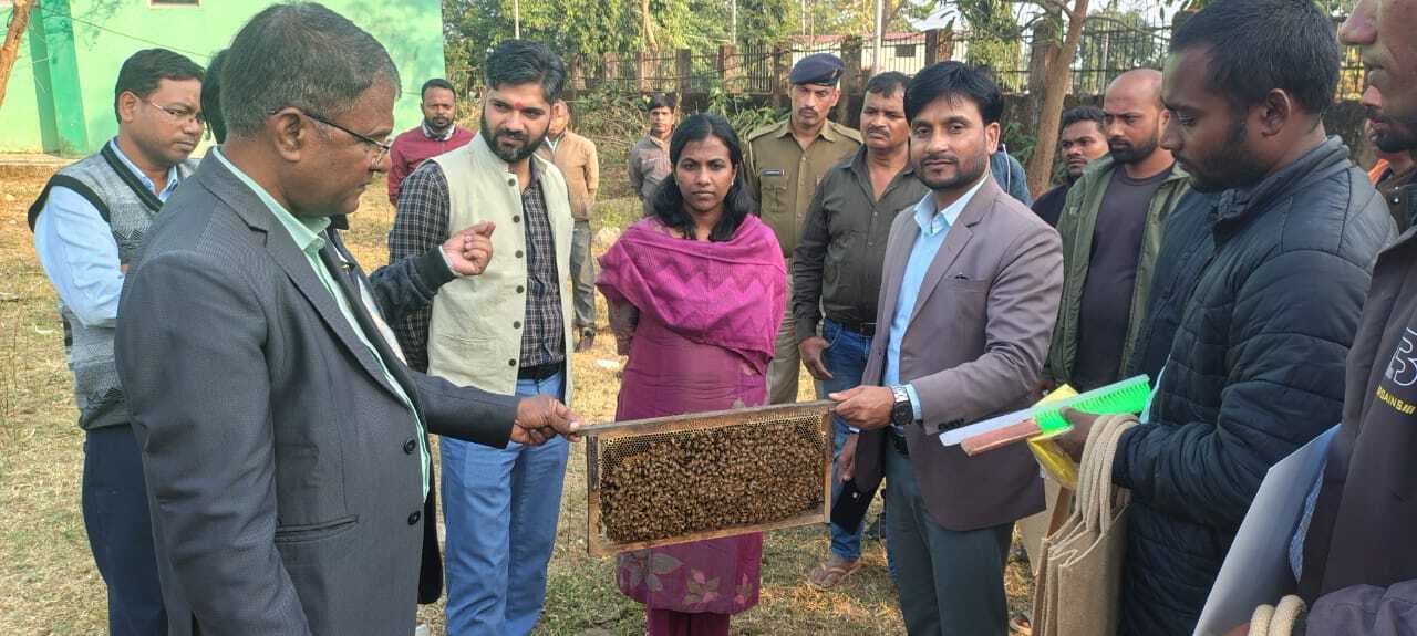 किसानों के बीच मधुमक्खी पालन के उपकरण का वितरण