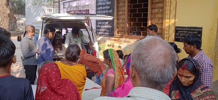 जुगाड़ गाड़ी व ऑटो की टक्कर में तीन महिलाएं जख्मी, एक की हालत गंभीर