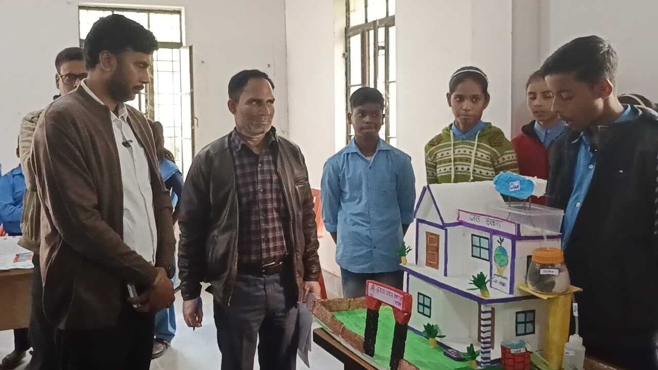 विज्ञान प्रदर्शनी में उत्क्रमित मध्य विद्यालय मनोहरपुर रहा प्रथम