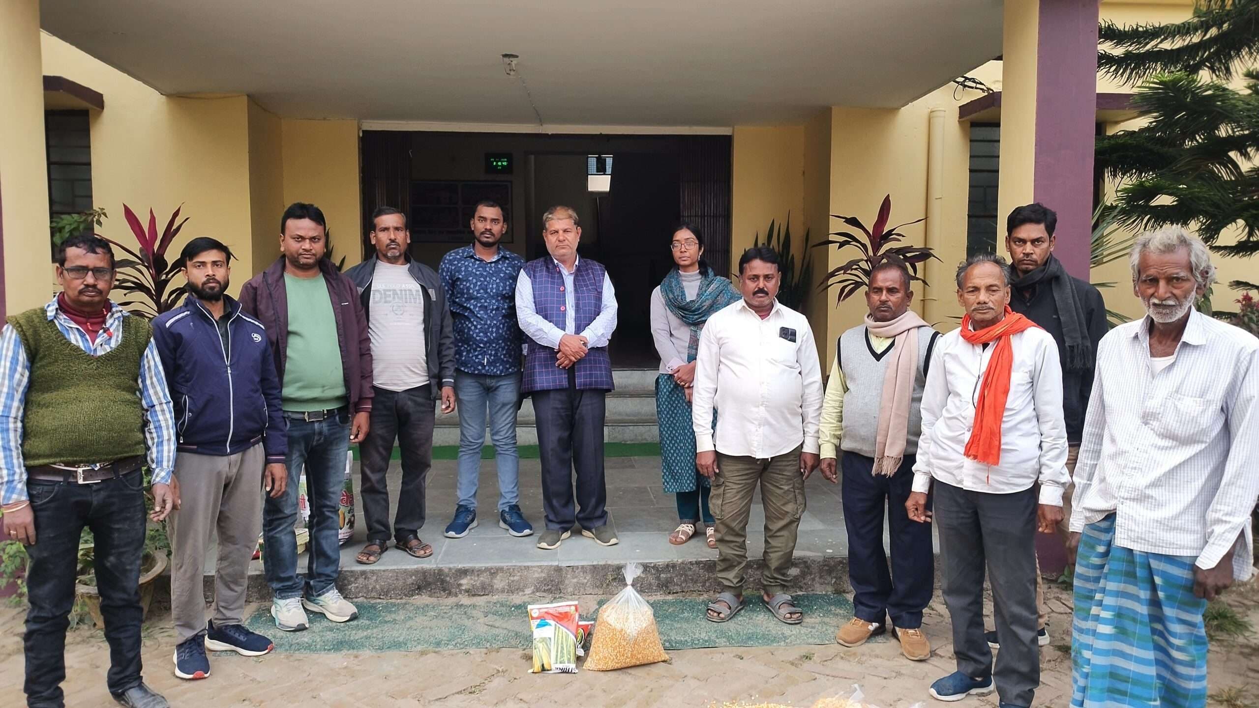 25 किसानों को मक्का बीज व दवा का वितरण