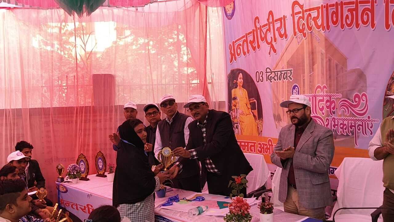 कैरम बोर्ड, लूडो, निबंध, गायन और चित्रकला में छात्रों ने दिखायी प्रतिभा, डीएम ने किया पुरस्कृत