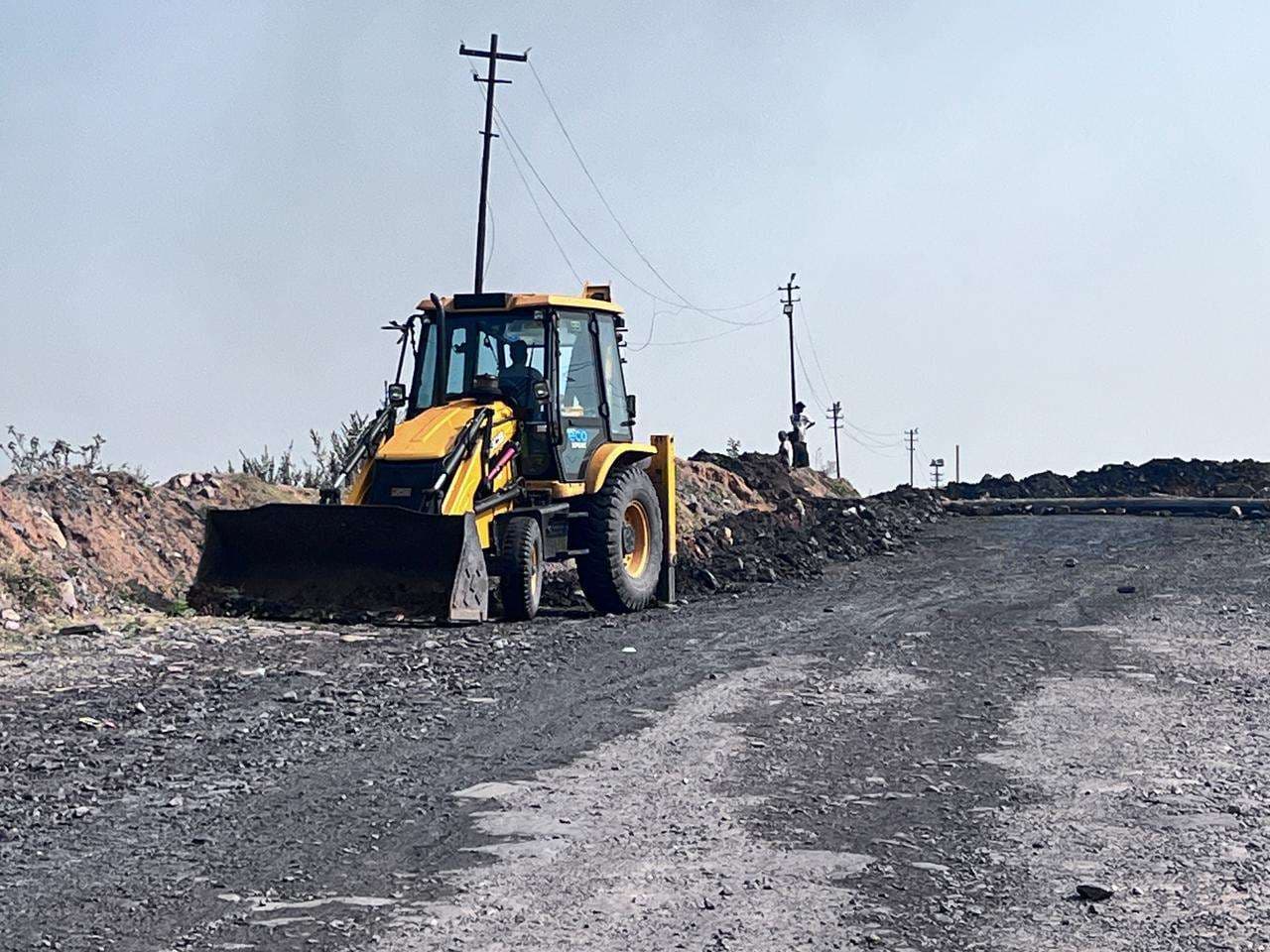 Dhanbad News : कांटापहाड़ी की बंद परियोजना में लगी आग पूर्व से पश्चिम की ओर बढ़ी