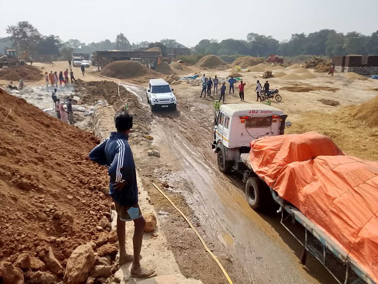 कांटी में पुल निर्माण कार्य से किसानों को असुविधा