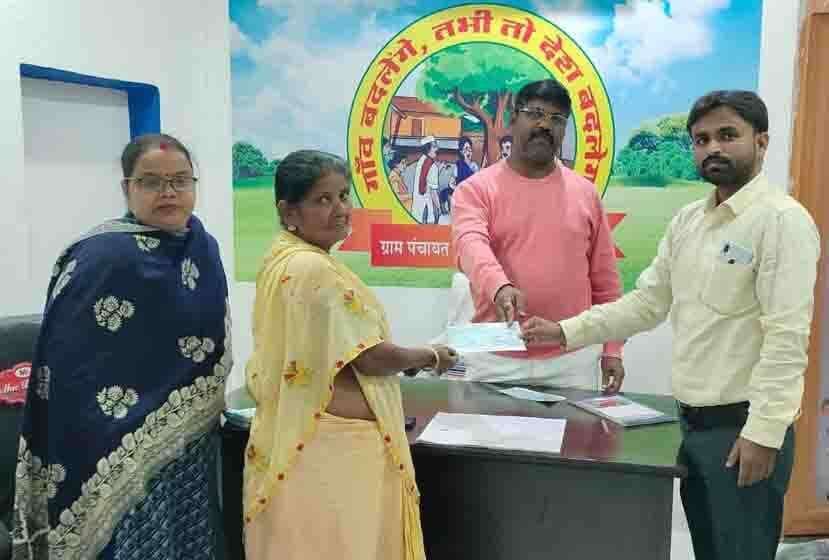 मुखिया ने किया कबीर अंत्येष्टि सहायता राशि का वितरण