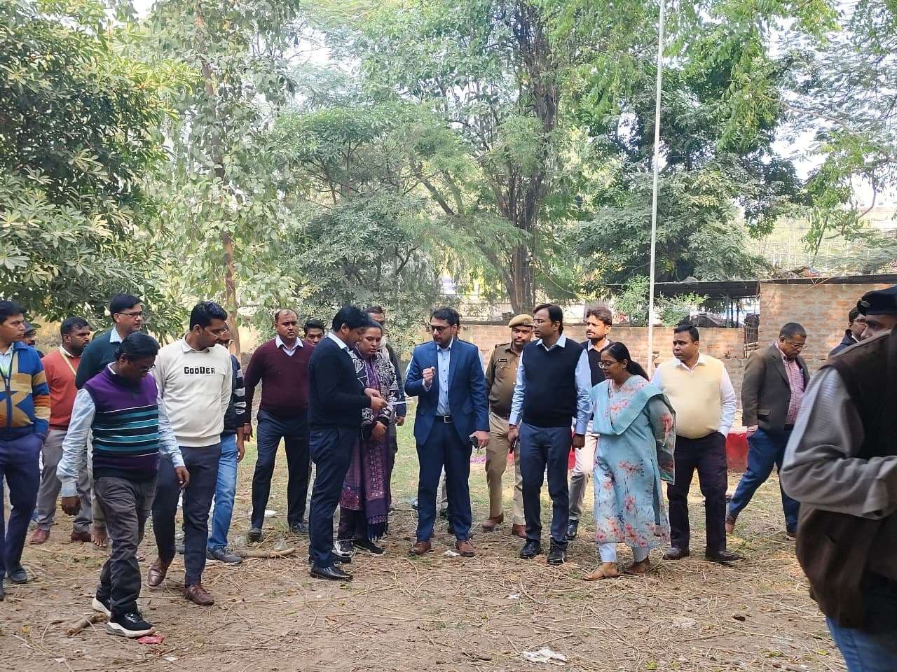 योजनाओं का लाभ किसानों तक समय पर पहुंचाएं : डीएम