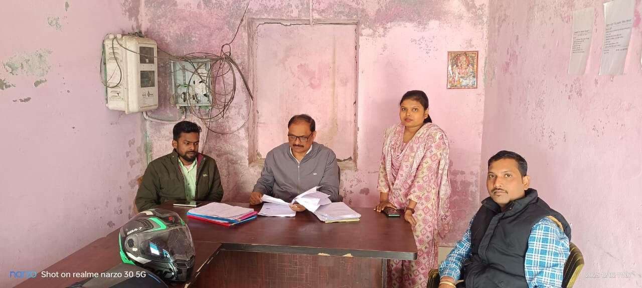 निरीक्षण में आवास सहायक मिले गायब