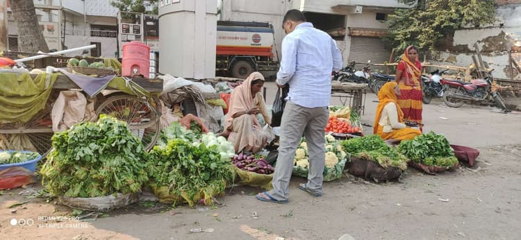 आसमान में छाया रहा घना कोहरा, रेंग-रेंग कर चल रहे हैं वाहन