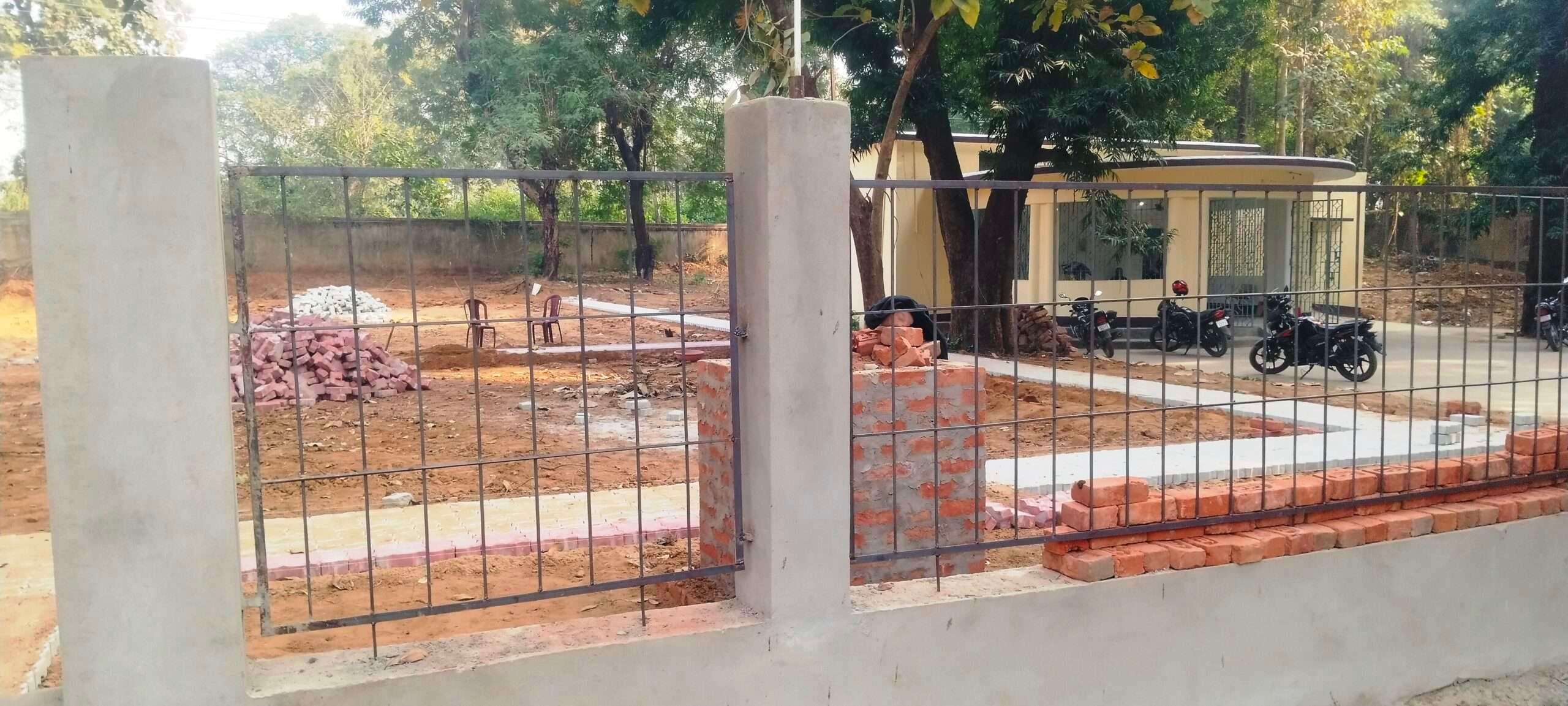 विवादों के बीच तेजी से पार्क का निर्माण कार्य जारी